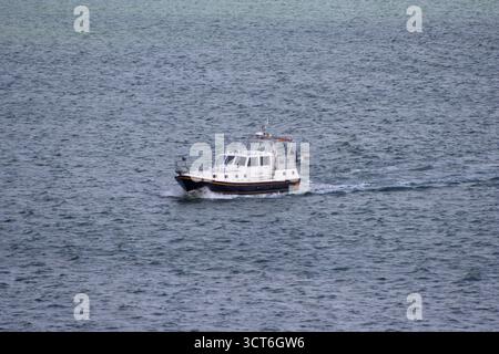 PORTO DI SOUTHAMPTON, SOUTHAMPTON, HAMPSHIRE, Regno Unito - 4 MAGGIO 2025 piccola barca che lascia il porto Foto Stock