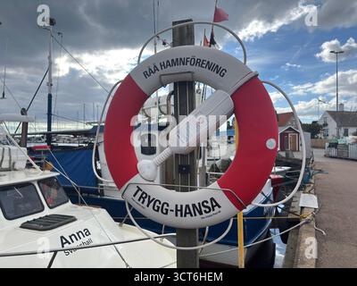 Anelli salvagente di emergenza su cavalletti posizionati accanto all'acqua in Svezia e Danimarca, compresi dispositivi galleggianti arancioni con linee collegate per il lancio Foto Stock
