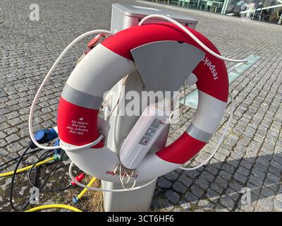 Anelli salvagente di emergenza su cavalletti posizionati accanto all'acqua in Svezia e Danimarca, compresi dispositivi galleggianti arancioni con linee collegate per il lancio Foto Stock