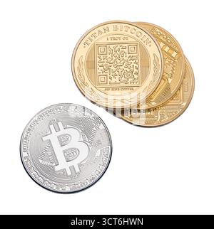 Nuova moneta virtuale, bitcoin d'oro e d'argento su sfondo bianco. Foto Stock