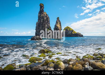 Incredibile paesaggio con alte scogliere nell'Oceano Atlantico e fantastiche pietre verdi di muschio sulla costa, l'isola di Madeira, il Portogallo e l'Europa Foto Stock