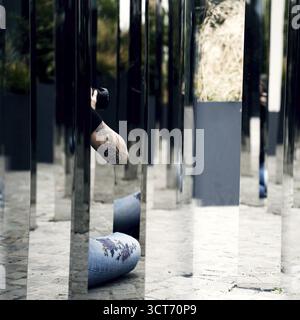 Persone al Mirror Pavilion Neuer Kanzlerplatz Bonn Foto Stock