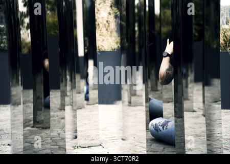 Persone al Mirror Pavilion Neuer Kanzlerplatz Bonn Foto Stock