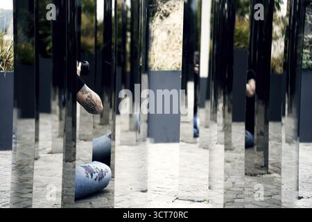 Persone al Mirror Pavilion Neuer Kanzlerplatz Bonn Foto Stock