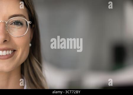 Felice bella giovane donna in eleganti occhiali mezza faccia ritratto Foto Stock