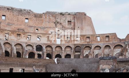 Vista del Colosseo di Roma dall'interno, rovine del grande anfiteatro romano. Foto Stock