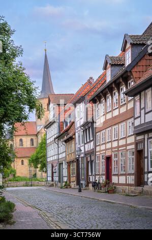 Esplora le pittoresche strade di Hildesheim, piene di case in legno e storia. Foto Stock