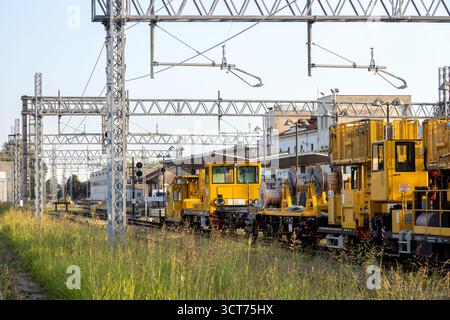 Piove di sacco, Padova, Italia - 11 agosto 2025: Lavori di manutenzione ed elettrificazione della linea Adria-Mestre alla stazione di piove di sacco Foto Stock