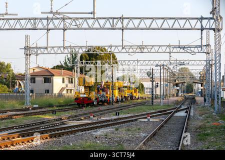 Piove di sacco, Padova, Italia - 11 agosto 2025: Lavori di manutenzione ed elettrificazione della linea Adria-Mestre alla stazione di piove di sacco Foto Stock
