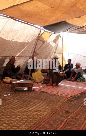 Gli operatori del mercato si fermano per bere tè nella tenda di ristoro Grand Souk Has Draa vicino a Essaouira, un tradizionale mercato marocchino che si tiene la domenica, Foto Stock
