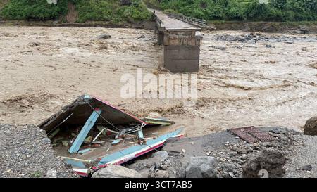 (251005) -- KATHMANDU, 5 ottobre 2025 (Xinhua) -- Un ponte di cemento sul fiume Deumai è stato visto danneggiato dalle inondazioni nel distretto di Ilam, Nepal, 5 ottobre 2025. Un totale di 43 persone sono state confermate morte in disastri innescati dalle piogge monsoniche in Nepal nelle ultime 24 ore, ha dichiarato domenica un'agenzia governativa. Tra i morti, 38 sono stati uccisi in frane, tre in fulmini e due in inondazioni, ha dichiarato in una dichiarazione il National Disaster Risk Reduction and Management Authority. Crediti: Xinhua/Alamy Live News Foto Stock