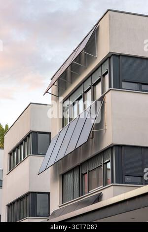 pannelli solari sulla facciata di un condominio Foto Stock