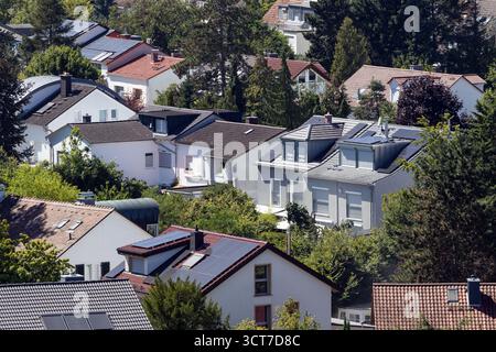 Tetti di un'area residenziale verde a Francoforte Foto Stock