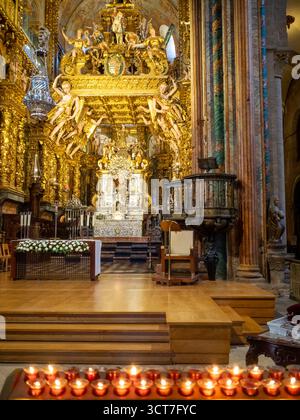 Candele sull'altare maggiore della Cattedrale di Santiago de Compostela Foto Stock