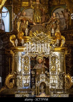 Particolare dell'altare maggiore della Cattedrale di Santiago di Compostela con San Giacomo al centro Foto Stock