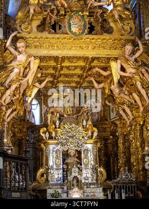 Altare maggiore in oro e argento della Cattedrale di Santiago di Compostela Foto Stock