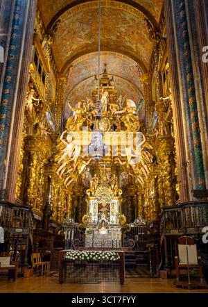 Vista generale dell'altare maggiore della Cattedrale di Santiago di Compostela Foto Stock