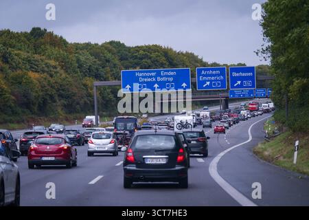 A2/A3, Oberhausen, Deutschland, Europa, dichter Verkehr auf der Autobahn Richtung Hannover, Emden, Arnhem, Emmerich, Abfahrt 516 Oberhausen, Stau, Ferienrückreise, Reisewelle, LKW- und Pkw-Verkehr, Verkehrsbelastung, Infrastruktur, Mobilität, Energiepreise, Ruhrgebiet, NRW, Autobahnkreuz Bottrop, Verkehrspolitik, Klimaschutz, Pendlerverkehr, Wetterlage, grauer Himmel. Oberhausen Nordrhein-Westfalen Deutschland *** A2 A3, Oberhausen, Germania, Europa, traffico pesante sull'autostrada verso Hannover, Emden, Arnhem, Emmerich, uscita 516 Oberhausen, ingorgo, viaggio di ritorno per le vacanze, onda di viaggio, tru Foto Stock
