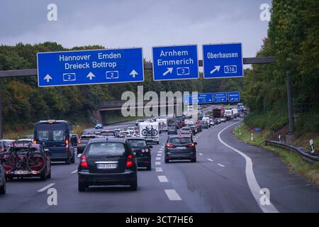 A2/A3, Oberhausen, Deutschland, Europa, dichter Verkehr auf der Autobahn Richtung Hannover, Emden, Arnhem, Emmerich, Abfahrt 516 Oberhausen, Stau, Ferienrückreise, Reisewelle, LKW- und Pkw-Verkehr, Verkehrsbelastung, Infrastruktur, Mobilität, Energiepreise, Ruhrgebiet, NRW, Autobahnkreuz Bottrop, Verkehrspolitik, Klimaschutz, Pendlerverkehr, Wetterlage, grauer Himmel. Oberhausen Nordrhein-Westfalen Deutschland *** A2 A3, Oberhausen, Germania, Europa, traffico pesante sull'autostrada verso Hannover, Emden, Arnhem, Emmerich, uscita 516 Oberhausen, ingorgo, viaggio di ritorno per le vacanze, onda di viaggio, tru Foto Stock