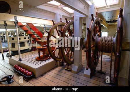 HMS Warrior la prima nave da battaglia con scafo in ferro costruita per la Royal Navy ora ormeggiata a Portsmouth Historic Dockyard nell'Hampshire, Gran Bretagna Foto Stock