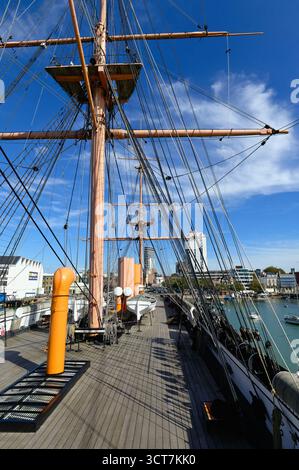 HMS Warrior la prima nave da battaglia con scafo in ferro costruita per la Royal Navy ora ormeggiata a Portsmouth Historic Dockyard nell'Hampshire, Gran Bretagna Foto Stock