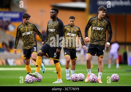 Marshall Munetsi dei Wolverhampton Wanderers (seconda a sinistra) Jorgen Strand Larsen (a destra) prima della partita di Premier League al Molineux Stadium di Wolverhampton. Data foto: Domenica 5 ottobre 2025. Foto Stock