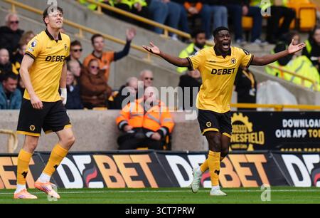 Marshall Munetsi (a destra) dei Wolverhampton Wanderers e Jorgen Strand Larsen fanno appello durante la partita di Premier League al Molineux Stadium di Wolverhampton. Data foto: Domenica 5 ottobre 2025. Foto Stock