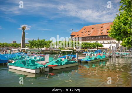 Vista panoramica dei pedalò sul lago di Costanza in una giornata di sole, in Germania Foto Stock