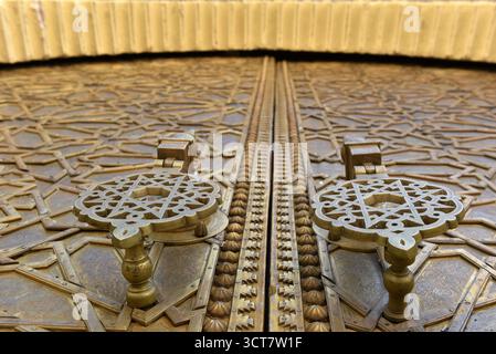 Porte in ottone color oro ornate con motivi marocchini, filigrana metallica e intricati lavori di rilievo. Palazzo reale, Fez, Marocco Foto Stock
