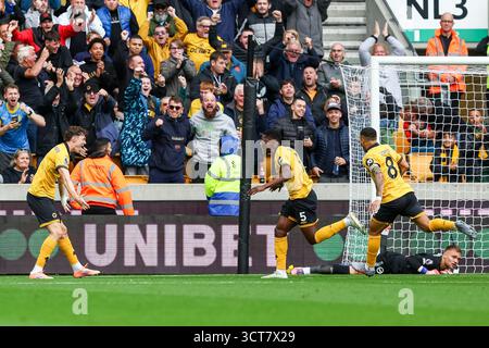 Molineux, Wolverhampton domenica 5 ottobre 2025. 5, Marshall Munetsi di Wolverhampton Wanderers corre per celebrare il gol con il compagno di squadra Jorgen Strand Larsen (a sinistra) durante la partita di Premier League tra Wolverhampton Wanderers e Brighton e Hove Albion a Molineux, Wolverhampton domenica 5 ottobre 2025. (Foto: Stuart Leggett | mi News) crediti: MI News & Sport /Alamy Live News Foto Stock