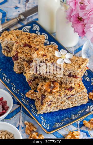 Bar per la colazione fatti in casa a base di avena arrotolata, noci, mirtilli rossi secchi e miele Foto Stock