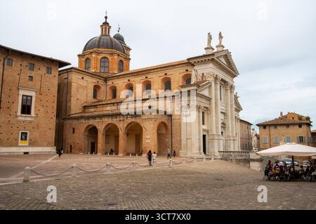 Italien, Urbino, 09.09.2025 Urbino ist eine italienische Stadt in der Provinz Pesaro und Urbino, regione Marken. SIE ist Sitz der roemisch-katholischen Erzdioezese Urbino-Urbania-Santangelo in vado. Urbino ist wegen Architektur und Kulturgeschichte Teil des Weltkulturerbes. In der Renaissance erlebte die Stadt eine Bluetezeit, in die unter anderem auch die Gruendung der Universitaet 1506 fiel. Der bedeutendste Herrscher des Herzogtums Urbino War Federico da Montefeltro. Foto: Der alte Dom fiel 1789 einem Erdbeben zum Opfer. Auf seinen Truemmern wurde der neue Dom Santa Maria Assunta an der Piaz Foto Stock