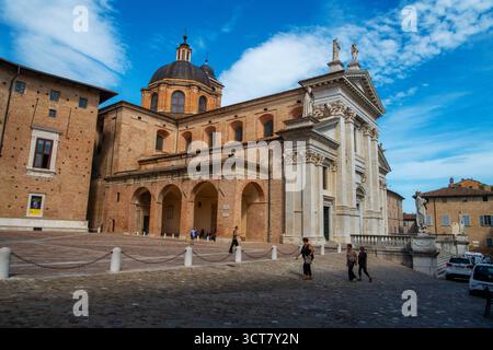 Italien, Urbino, 09.09.2025 Urbino ist eine italienische Stadt in der Provinz Pesaro und Urbino, regione Marken. SIE ist Sitz der roemisch-katholischen Erzdioezese Urbino-Urbania-Santangelo in vado. Urbino ist wegen Architektur und Kulturgeschichte Teil des Weltkulturerbes. In der Renaissance erlebte die Stadt eine Bluetezeit, in die unter anderem auch die Gruendung der Universitaet 1506 fiel. Der bedeutendste Herrscher des Herzogtums Urbino War Federico da Montefeltro. Foto: Der alte Dom fiel 1789 einem Erdbeben zum Opfer. Auf seinen Truemmern wurde der neue Dom Santa Maria Assunta an der Piaz Foto Stock