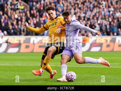 Ladislav Krejci dei Wolverhampton Wanderers (a sinistra) affronta Stefanos Tzimas di Brighton e Hove Albion durante la partita di Premier League al Molineux Stadium di Wolverhampton. Data foto: Domenica 5 ottobre 2025. Foto Stock