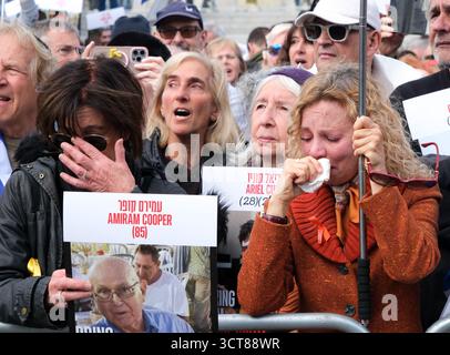 Trafalgar Square, Londra, Regno Unito. 5 ottobre 2025. La comunità ebraica tiene una commemorazione del secondo anniversario dell'attacco del 7 ottobre. Hamas Israele guerra, Nova Music festival massacro. Crediti: Matthew Chattle/Alamy Live News Foto Stock