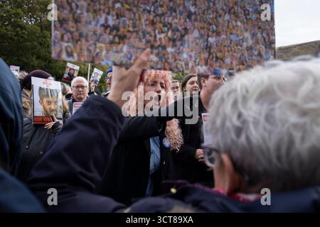 Edimburgo, Scozia, 5 ottobre 2025. La comunità ebraica della Scozia tiene una veglia, alla quale partecipano il primo ministro scozzese John Swinney, che è stato sconcertato durante il suo discorso da una donna partecipante (nella foto), e il rabbino capo della Scozia Rabbi Moshe Rubin, il giorno 730 degli ostaggi israeliani tenuti a Gaza, in Palestina, dal gruppo terroristico Hamas, a Edimburgo, in Scozia, il 5 ottobre 2025. Foto Stock