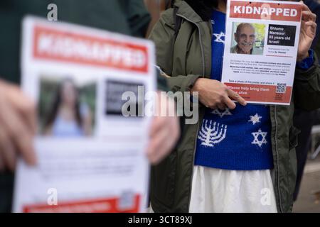 Edimburgo, Scozia, 5 ottobre 2025. La comunità ebraica della Scozia tiene una veglia, alla presenza del primo ministro della Scozia John Swinney, e del rabbino capo della Scozia Moshe Rubin, il giorno 730 degli ostaggi israeliani tenuti a Gaza, in Palestina, dal gruppo terroristico Hamas, a Edimburgo, in Scozia, il 5 ottobre 2025. Foto Stock