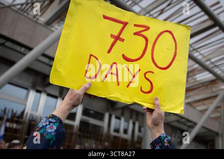 Edimburgo, Scozia, 5 ottobre 2025. La comunità ebraica della Scozia tiene una veglia, alla presenza del primo ministro della Scozia John Swinney, e del rabbino capo della Scozia Moshe Rubin, il giorno 730 degli ostaggi israeliani tenuti a Gaza, in Palestina, dal gruppo terroristico Hamas, a Edimburgo, in Scozia, il 5 ottobre 2025. Foto Stock