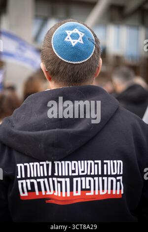 Edimburgo, Scozia, 5 ottobre 2025. La comunità ebraica della Scozia tiene una veglia, alla presenza del primo ministro della Scozia John Swinney, e del rabbino capo della Scozia Moshe Rubin, il giorno 730 degli ostaggi israeliani tenuti a Gaza, in Palestina, dal gruppo terroristico Hamas, a Edimburgo, in Scozia, il 5 ottobre 2025. Foto Stock