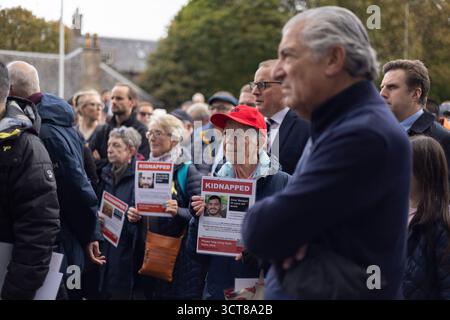 Edimburgo, Scozia, 5 ottobre 2025. La comunità ebraica della Scozia tiene una veglia, alla presenza del primo ministro della Scozia John Swinney, e del rabbino capo della Scozia Moshe Rubin, il giorno 730 degli ostaggi israeliani tenuti a Gaza, in Palestina, dal gruppo terroristico Hamas, a Edimburgo, in Scozia, il 5 ottobre 2025. Foto Stock