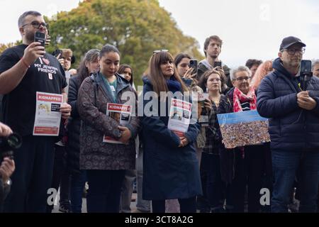 Edimburgo, Scozia, 5 ottobre 2025. La comunità ebraica della Scozia tiene una veglia, alla presenza del primo ministro della Scozia John Swinney, e del rabbino capo della Scozia Moshe Rubin, il giorno 730 degli ostaggi israeliani tenuti a Gaza, in Palestina, dal gruppo terroristico Hamas, a Edimburgo, in Scozia, il 5 ottobre 2025. Foto Stock