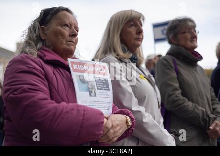 Edimburgo, Scozia, 5 ottobre 2025. La comunità ebraica della Scozia tiene una veglia, alla presenza del primo ministro della Scozia John Swinney, e del rabbino capo della Scozia Moshe Rubin, il giorno 730 degli ostaggi israeliani tenuti a Gaza, in Palestina, dal gruppo terroristico Hamas, a Edimburgo, in Scozia, il 5 ottobre 2025. Foto Stock