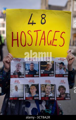 Edimburgo, Scozia, 5 ottobre 2025. La comunità ebraica della Scozia tiene una veglia, alla presenza del primo ministro della Scozia John Swinney, e del rabbino capo della Scozia Moshe Rubin, il giorno 730 degli ostaggi israeliani tenuti a Gaza, in Palestina, dal gruppo terroristico Hamas, a Edimburgo, in Scozia, il 5 ottobre 2025. Foto Stock