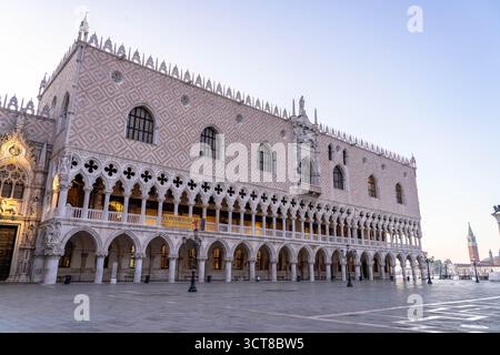 Venezia Italia - 3 settembre 2025: Palazzo Ducale in Piazza San Marco all'alba senza persone a Venezia Italia Foto Stock