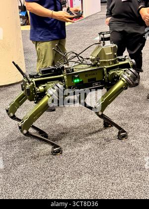 Robot militare quadruplicato esposto al Technology expo Foto Stock