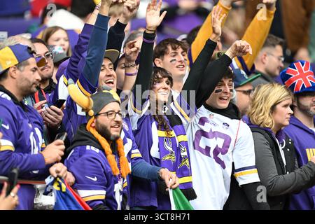 Londra, Regno Unito. 5 ottobre 2025. Fan dei Minnesota Vikings. NFL International game tra Minnesota Vikings e Cleveland Browns tenutosi allo stadio Tottenham Hotspurs di Londra il 5 ottobre 2025. (Foto di Andy Hooper/Sipa USA) credito: SIPA USA/Alamy Live News Foto Stock