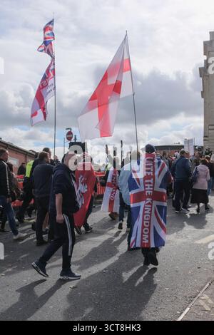 Bristol, Regno Unito. 5 ottobre. I cosiddetti patrioti, con San Giorgio e le bandiere dell'Unione si riuniscono al Cenotafio di Bristol, per protestare contro l'immigrazione. Gli attivisti, molti che si identificano come antifascisti, che credono che migranti e rifugiati debbano essere accolti, hanno organizzato una contro-protesta. Avon e la polizia di Somerset hanno adottato misure per consentire una protesta pacifica, ma intendono tenere tutti al sicuro tenendo separate le due parti. Crediti: JMF News/Alamy Live News Foto Stock