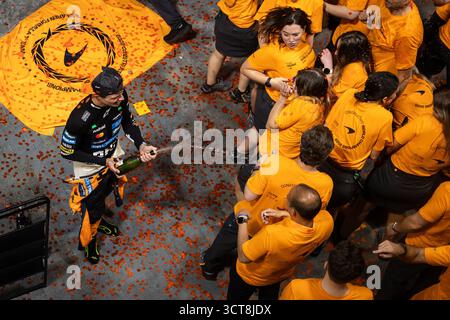 McLaren F1 Team, 2025 Constructors World Champions, NORRIS Lando (gbr), McLaren F1 Team MCL39, ritratto durante il Gran Premio di Formula 1 di Singapore 2025, 18° round del Campionato del mondo di Formula 1 2025 FIA dal 3 al 5 ottobre 2025 sul Marina Bay Street Circuit, a Singapore Foto Stock