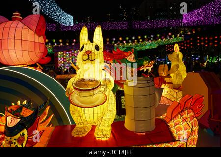 Una lanterna nella serie HK Intangible Cultural Heritage, un coniglio che tiene una tazza di tè al latte in stile Hong Kong con la teiera al Lantern Carnival 2025. Foto Stock
