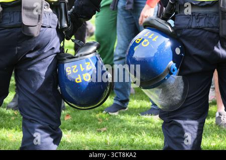 Bristol, Regno Unito. 5 ottobre. I cosiddetti patrioti, con San Giorgio e le bandiere dell'Unione si riuniscono al Cenotafio di Bristol, per protestare contro l'immigrazione. Gli attivisti, molti che si identificano come antifascisti, che credono che migranti e rifugiati debbano essere accolti, hanno organizzato una contro-protesta. Avon e la polizia di Somerset hanno adottato misure per consentire una protesta pacifica, ma intendono tenere tutti al sicuro tenendo separate le due parti. Crediti: JMF News/Alamy Live News Foto Stock